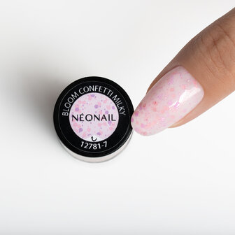 gelpolish in de kleur 'Bloom Confetti Milky' van NEONAIL