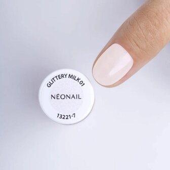 roze nagellak in het kleur 'Glittery Milk 01' van NEONAIL 