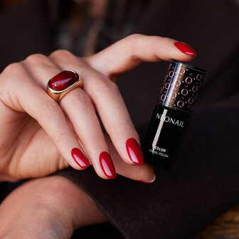 Manicure met gelpolish in de kleur 'Red Obsession' van het merk NEONAIL - rode tint