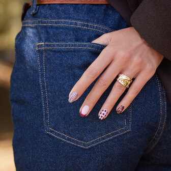 Manicure met kleuren uit herfst collectie van NEONAIL 2026 'WIld Harmony'