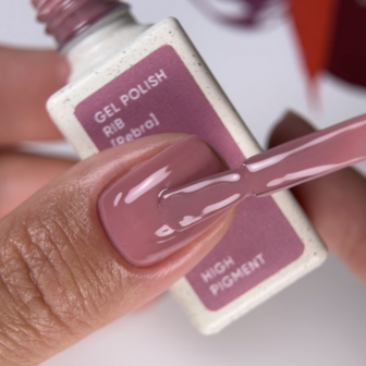gelpolish van Nails Of The Day in de kleur 'Rebra' - roze herfst tint