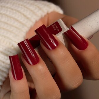 gelpolish in de kleur 'Rich" van het merk Nails Of The Day - donker rode tint