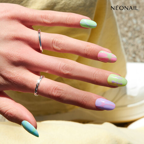 manicure met de kleur 'Sonic Pulse' van NEONAIL - paarse tint
