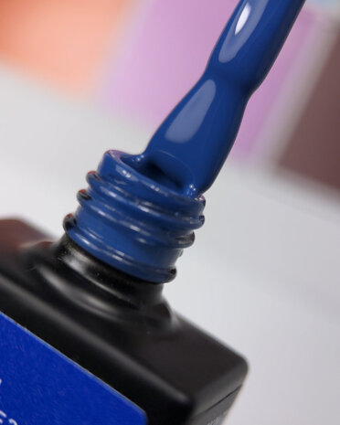 Let's special Pantone 2025/3 Gelpolish NOTD - donker blauwe tint