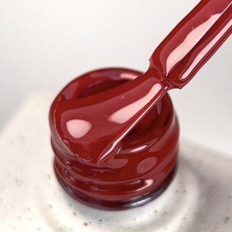 NOTD Color of the Month – August 2025 Kalyna - rode glitter tint