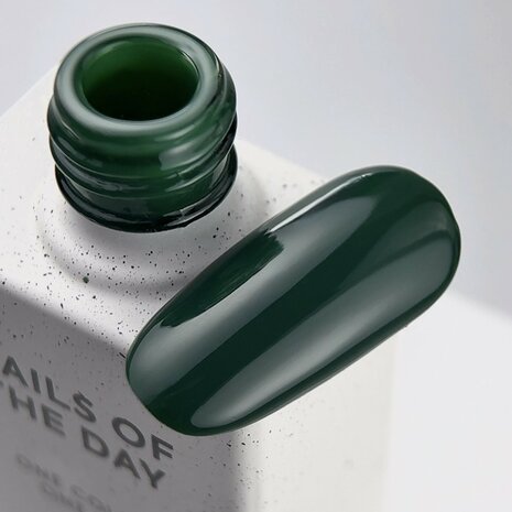 NOTD Color of the Month – September 2025 Everroot - donker groene herfst tint