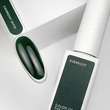 NOTD Color of the Month – September 2025 Everroot - donker groene herfst tint