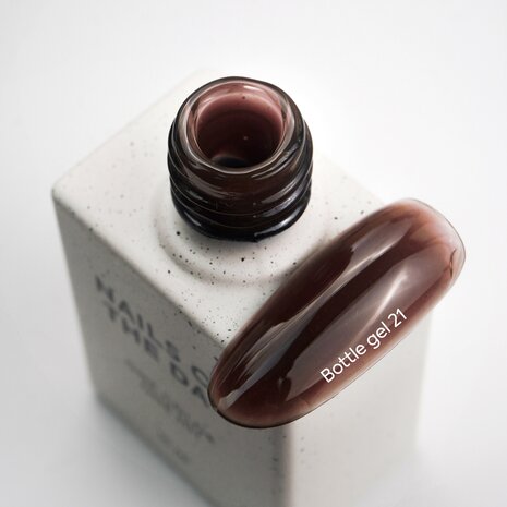 NOTD-Bottle-Gel-21 - Nails Of The Day - bruine tint