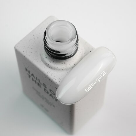NOTD  Bottle Gel 23 van het mer Nails Of The Day - witte tint