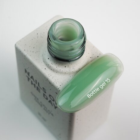 NOTD  Bottle Gel 15 van het merk Nails Of The Day - groene tint