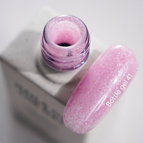  Bottle Gel 41 van het merk Nails Of The Day - roze tint