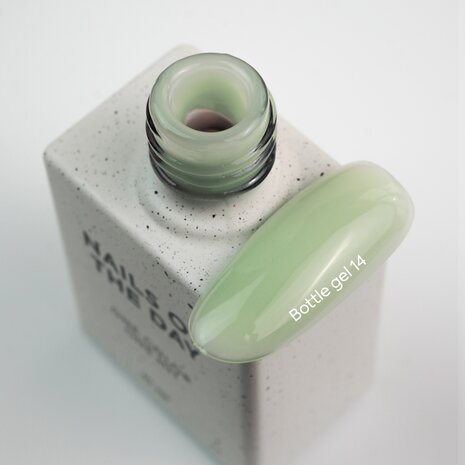 Bottle Gel 15 van het merk Nails Of The Day - groene tint