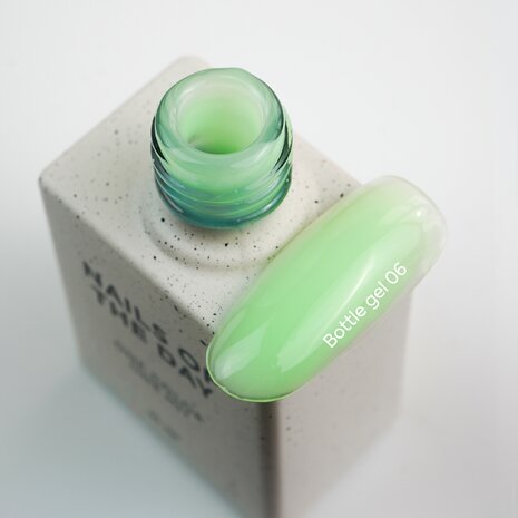 Bottle Gel 06 van het merk Nails Of The Day - groene tint