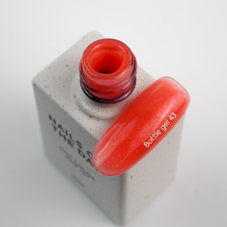 Bottle Gel 43 van het merk Nails Of The Day - rode tint