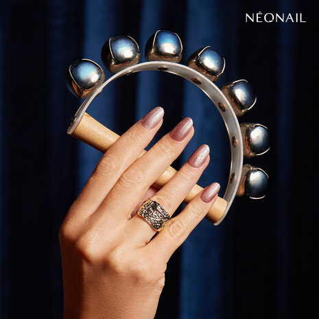 manicure met de gelpolish kleur 'Melting Rose' van het merk NEONAIL - roze metallic tint