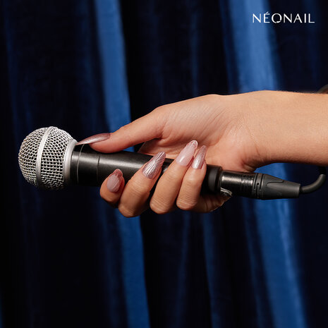 manicure met de gelpolish kleur 'Melting Rose' van het merk NEONAIL - roze metallic tint