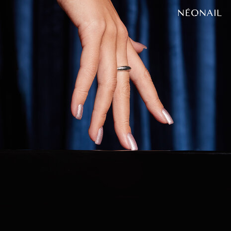 manicure met de gelpolish kleur 'Lavender Glow' van het merk NEONAIL - paarse metallic tint