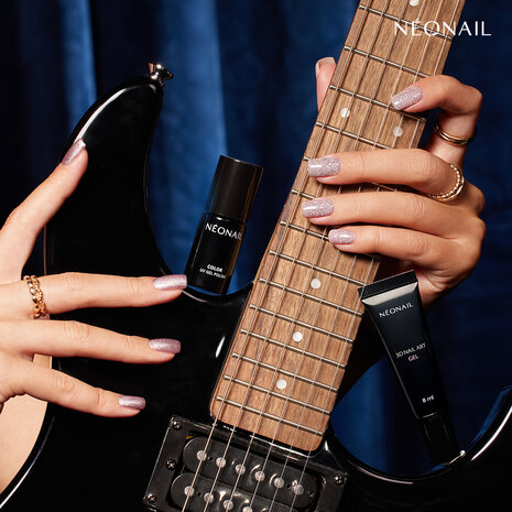 manicure met de gelpolish kleur 'Lavender Glow' van het merk NEONAIL - paarse metallic tint