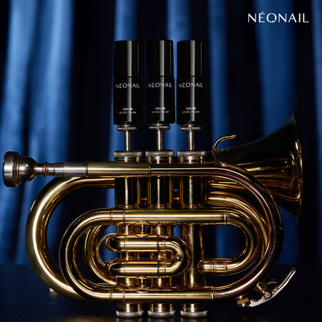 manicure met de gelpolish kleur 'Icy Allure' van het merk NEONAIL - zilveren glitter 