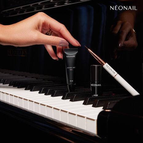 manicure met de '3D Nail Art Gel In Tube' van het merk NEONAIL 