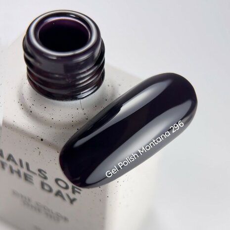gelpolish in de kleur 'Montana' van Nails Of The Day - donker paarse tint
