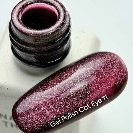 Cat Eye gelpolish van Nails Of The Day in de kleur11 -  donker rode tint met glitters 