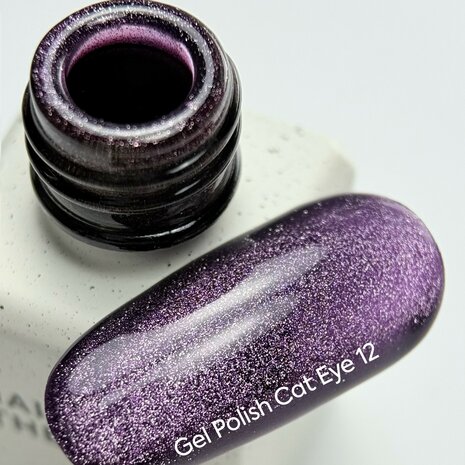 Gelpolish van Nails Of The Day in de kleur 'Cat Eye 12' - paarse glitter tint