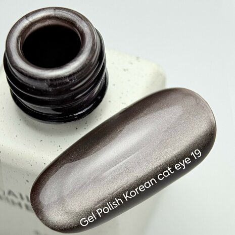 Korean Cat Eye '19' van Nails Of The Day - bruine tint