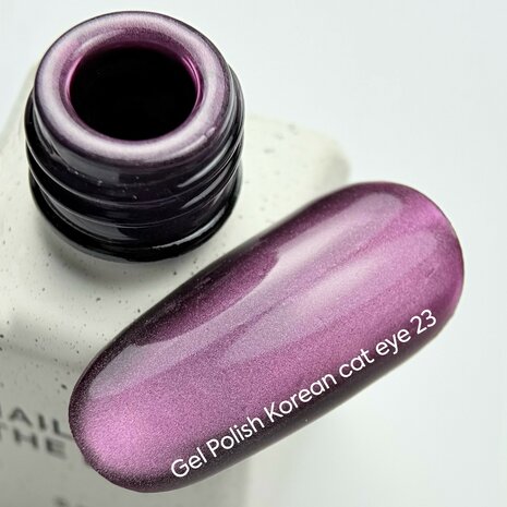 Cat Eye gelpolisch van het merk Nails Of The Day in de kleur '23' - paarse tint