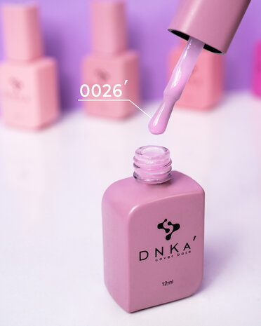 Cover Base van het merk DNKa' in de kleur ' 0026 Sweet' - roze tint