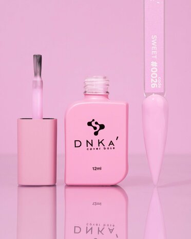 Cover Base van het merk DNKa' in de kleur ' 0026 Sweet' - roze tint