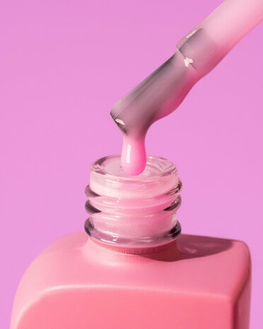 Cover Base van het merk DNKa' in de kleur ' 0026 Sweet' - roze tint