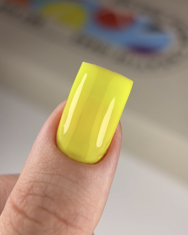 Gelpolish van Nails Of The Day in de kleur 'Banana'_Zomerse gele tint