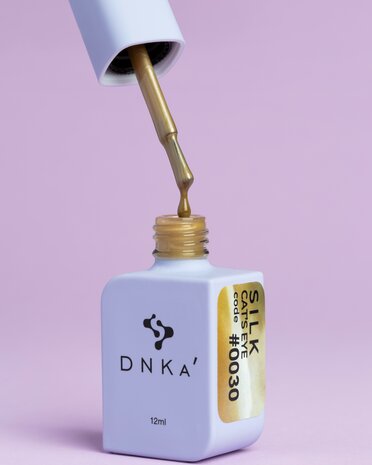 gelpolish van DNKa' in de kleur '0030 Cat's Eye Silk' - gouden tint 