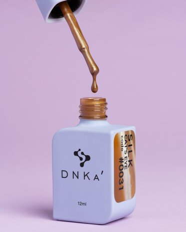 gelpolish van het merk DNKa' in de kleur ' 0031 Cat's Eye Silk' - gouden bronzen tint