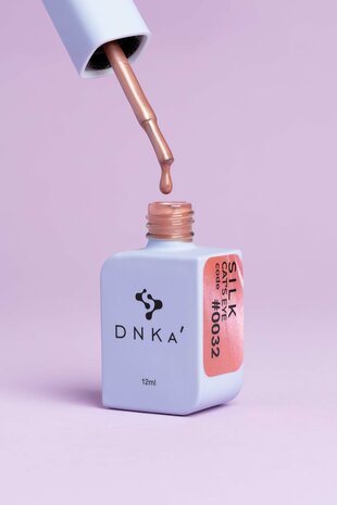 gelpolish van DNKa' in de kleur '0032 Cat's Eye Silk' - roze tint