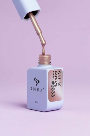 gelpolish van het merk DNKa' in de kleur '0033 Cat's Eye Silk' - roos bruine tint
