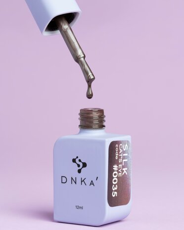 gelpolish van het merk DNKa' in de kleur '0035 Cat's Eye Silk' - bruine tint