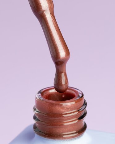 gelpolish van het merk DNKa' in de kleur '0036 Cat's Eye Silk' - rode tint