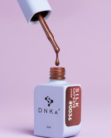 gelpolish van het merk DNKa' in de kleur '0036 Cat's Eye Silk' - rode tint