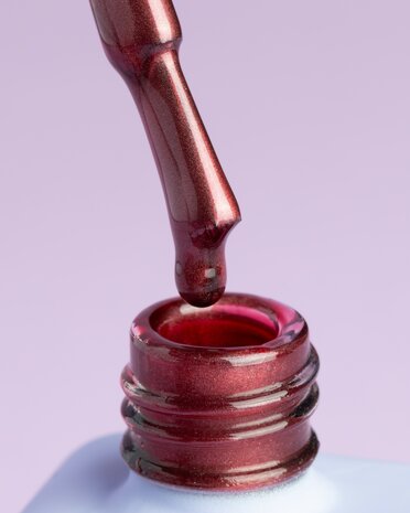 gelpolish van het merk DNKa' in de kleur '0037 Cat's Eye Silk' - donker rode tint