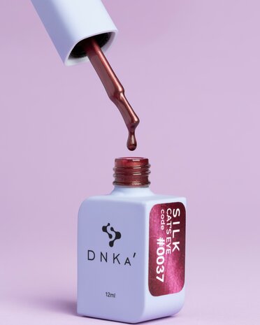 gelpolish van het merk DNKa' in de kleur '0037 Cat's Eye Silk' - donker rode tint