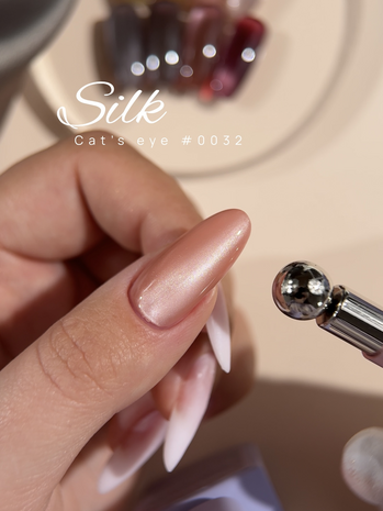 gelpolish van DNKa' in de kleur '0032 Cat's Eye Silk' - roze tint