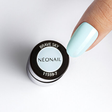 de gelpolish kleur 'Brave Sky' van NEONAIL op nagel - pastel blauwe tint