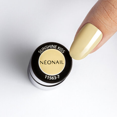gelpolish in de kleur 'Sunshine Kiss' van NEONAIL - pastel gele tint