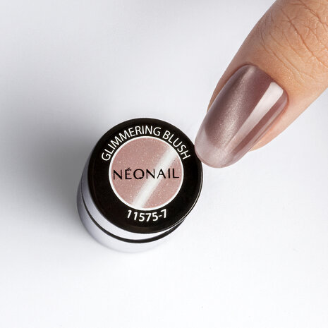 gelpolish in de kleur 'Glimmering Blush' van NEONAIL - cat eye ti