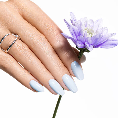 Manicure met de gelpolish kleur 'Brave Sky' van NEONAIL -pastel blauwe tint