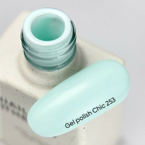 gelpolish in de kleur 'Chic ' van Nails Of The Day - pastel groene tint