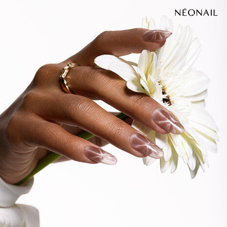 gelpolish in de kleur 'Sunlit Shimmer' van NEONAIL - cat eye tint