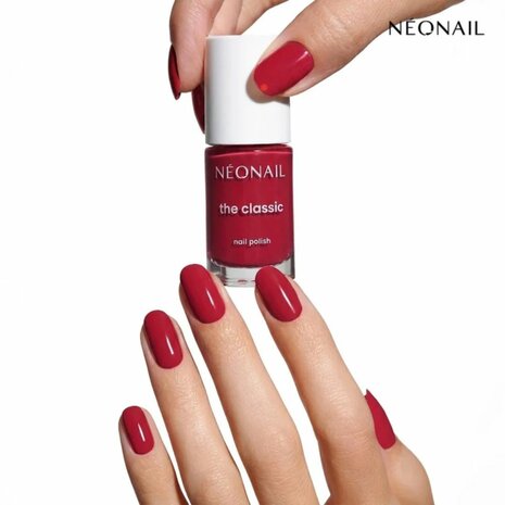 rode nagellak in het kleur 'Rich Red 13' van NEONAIL